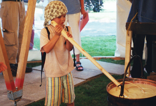 Kleiner Junge am Käsen
