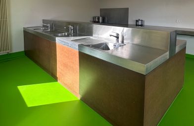 Waschraum mit Kochplatten